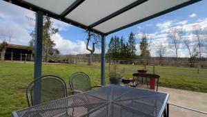 a screened in porch with a table and chairs at La chambre clé de la forêt in Métairies-Saint-Quirin