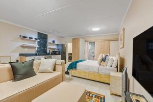 Et tv og/eller underholdning på Chic Open Living Luxury Studio