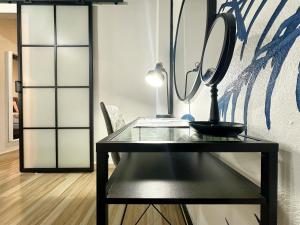 einen Glastisch mit Spiegel und Lampe in der Unterkunft The Lofts At Santurce in San Juan + 62 Fotos