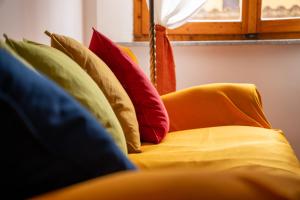 Φωτογραφία από το άλμπουμ του Colorful Tuscan Retreat Steps from Casole City Center σε Casole dʼElsa +25 φωτογραφίες