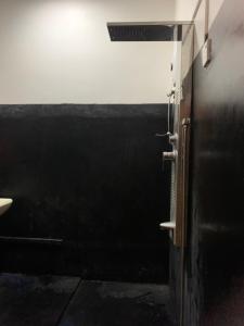Bilik mandi di Free tours Hostel