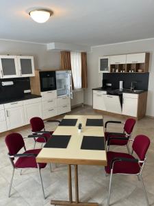 Kuchyň nebo kuchyňský kout v ubytování Allershausen Apartment Huberhof