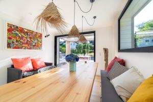 un salon avec une table et un canapé dans l'établissement Villa Uhaïna, à Biarritz