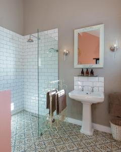 ein Badezimmer mit Waschbecken und Glasdusche in der Unterkunft Crabapple Cottage, Cheverells Farm in Oudebrug