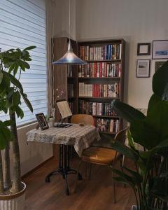 建水县这里的书屋民宿的一间设有桌子和书架的房间