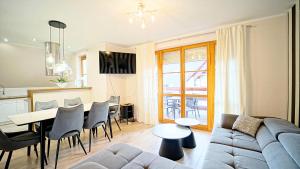 Televízia a/alebo spoločenská miestnosť v ubytovaní Apartamenty EverySky - Komuny Paryskiej