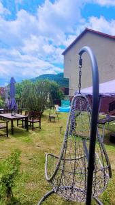 un chariot de courses est enchaîné à une aire de jeux dans l'établissement Pokoje gościnne u Brody, à Międzybrodzie Żywieckie