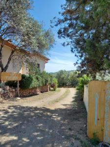 a road leading to a house with a sign on it at B&B La Taerra in Porto San Paolo