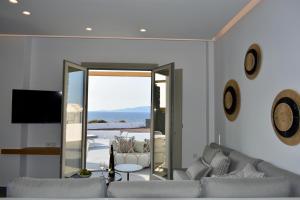 Una sala de estar con un sofá y vista al mar. en Northia Luxury Villas, en Thólos