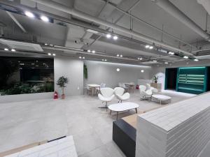 ソウルにあるCozy Modern House Seoul, 서울 DDP 동대문の白い椅子とテーブルのあるロビー