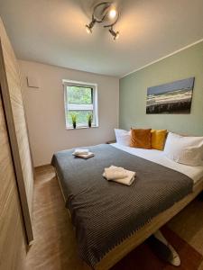 Postel nebo postele na pokoji v ubytování Aquamarin Ostseetraumsuite 02