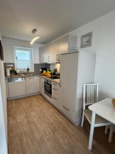 Kuchyň nebo kuchyňský kout v ubytování Aquamarin Ostseetraumsuite 02