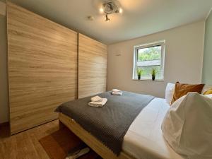 Postel nebo postele na pokoji v ubytování Aquamarin Ostseetraumsuite 02