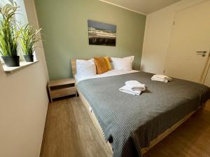 Postel nebo postele na pokoji v ubytování Aquamarin Ostseetraumsuite 02