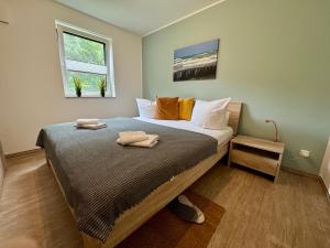 Postel nebo postele na pokoji v ubytování Aquamarin Ostseetraumsuite 02