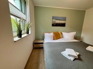 Postel nebo postele na pokoji v ubytování Aquamarin Ostseetraumsuite 02