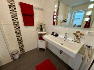 Koupelna v ubytování Aquamarin Ostseetraumsuite 02 + 16 fotografií