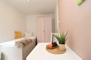 Postel nebo postele na pokoji v ubytování Aquamarin Ostseetraumsuite 02