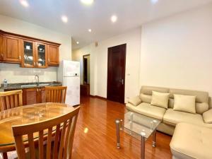 Η κουζίνα ή μικρή κουζίνα στο Bình Minh Apartment