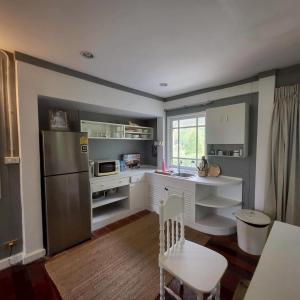 Η κουζίνα ή μικρή κουζίνα στο Aran Hostel Pasak Riverside, Kaeng Khoi, Saraburi