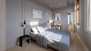 ein Schlafzimmer mit einem Bett und einem Tisch darin in der Unterkunft Vivit 39 in Venedig