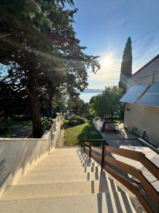 Un conjunto de escaleras que conducen a un edificio en Smokvica, en Senj