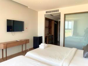 TV a/nebo společenská místnost v ubytování Cactos Inn Apartment APEC Mandala Cham Bay Mui Ne