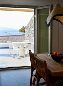 Una cocina con mesa y vista al mar. en Northia Luxury Villas, en Thólos