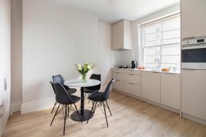 Kuchyň nebo kuchyňský kout v ubytování Marlin Westminster Apartments + 12 fotografií