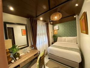 a bedroom with a large bed and a mirror at Altamers Mountain Resort  +15 photos