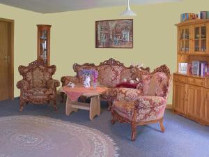 a living room with two chairs and a table with a table at Ferienwohnung Petra Bargel "die Nr 1"in Speck in Speck