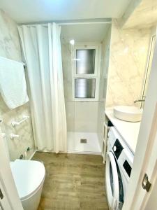 ein weißes Badezimmer mit Toilette und Waschbecken in der Unterkunft Ocean House Costa del Sol apartamentos varios by Costa del Sol Stay in Torremolinos