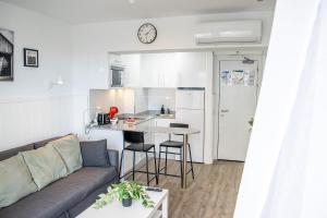 ein Wohnzimmer mit Couch und Küche in der Unterkunft Ocean House Costa del Sol apartamentos varios by Costa del Sol Stay in Torremolinos