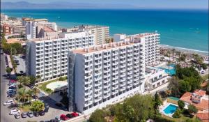 Luftblick auf ein großes Gebäude in der Nähe des Ozeans in der Unterkunft Ocean House Costa del Sol apartamentos varios by Costa del Sol Stay in Torremolinos