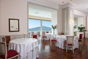 Um restaurante ou outro lugar para comer em Imperial Hotel Tramontano