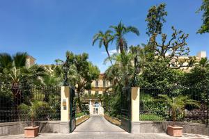 Um jardim em Imperial Hotel Tramontano
