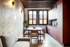 Kuchyň nebo kuchyňský kout v ubytování QN Apartments