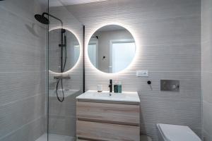 ein Badezimmer mit Waschbecken und Spiegel in der Unterkunft Vista Verde - Bayview Hills Luxury Resort with free padel & spa in Torrox + 65 Fotos