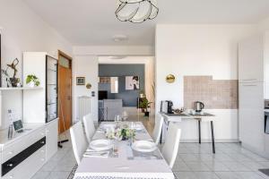 a kitchen and dining room with a table and chairs at I Due Gelsi Appartamento Blu Cobalto in Monte San Giusto