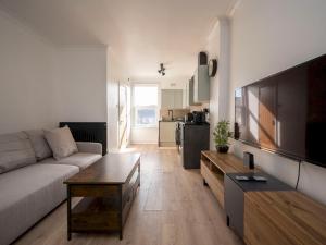 una sala de estar con un sofá y una mesa en Pass the Keys Stylish Croydon apartment - Central London links, en Croydon