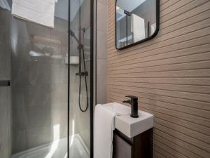 Un baño con lavabo, espejo y ducha. en Pass the Keys Stylish Croydon apartment - Central London links, en Croydon 26 fotos más