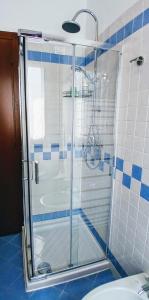 a shower with a glass door in a bathroom at Mi casa es tu casa in Pordenone
