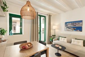 ein Wohnzimmer mit Tisch und Couch in der Unterkunft Ola Living Vidreria in Barcelona