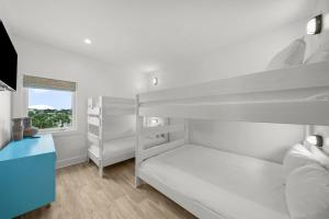 メキシコ・ビーチにあるBeach House - Even Keel by Panhandle Getawaysの二段ベッド2台と窓のある寝室