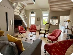 Ruang duduk di Maison spacieuse hyper centre - 5à7p - Terrasse privée