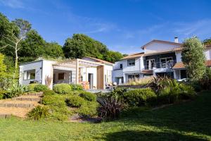 une maison avec un jardin devant dans l'établissement Villa Uhaïna, à Biarritz