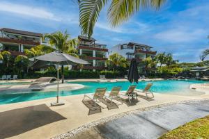 Bazén v ubytování Modern Apt - Direct Pool Access - Beaches 2 min nebo v jeho okolí
