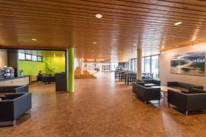 een lobby met banken en tafels in een gebouw bij Bildungs- und Tagungshaus Haus Neuland in Bielefeld +15 foto's