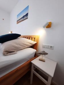Ένα ή περισσότερα κρεβάτια σε δωμάτιο στο Ferienhaus Stöttham-Chiemsee