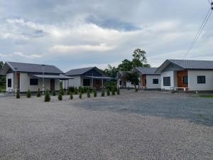 a row of houses with a driveway in front at เชียงรายฟิวชั่น in Ban Pa Faek